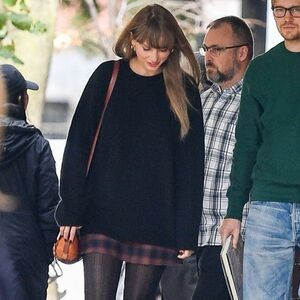 Wilfred classic mini skirt from Aritzia Taylor Swift size 4